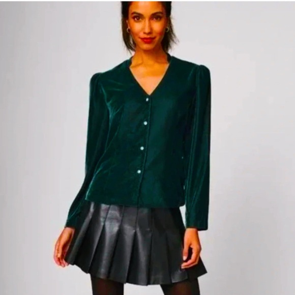 UNTUCKit Tops - NWT UNTUCKit Green Velvet, Button Down Blouse, 💎 Buttons, M, St. Patrick Day